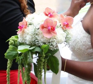 Bouquet d’œillets, gypsophile, amaranthe et orchidée phalaéno