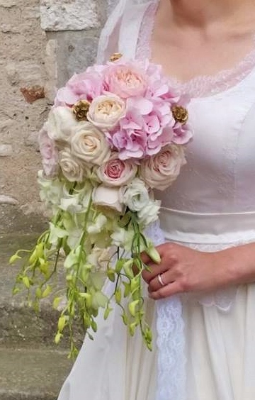 Bouquet de mariée goutte, quelques scabieuses bombées or