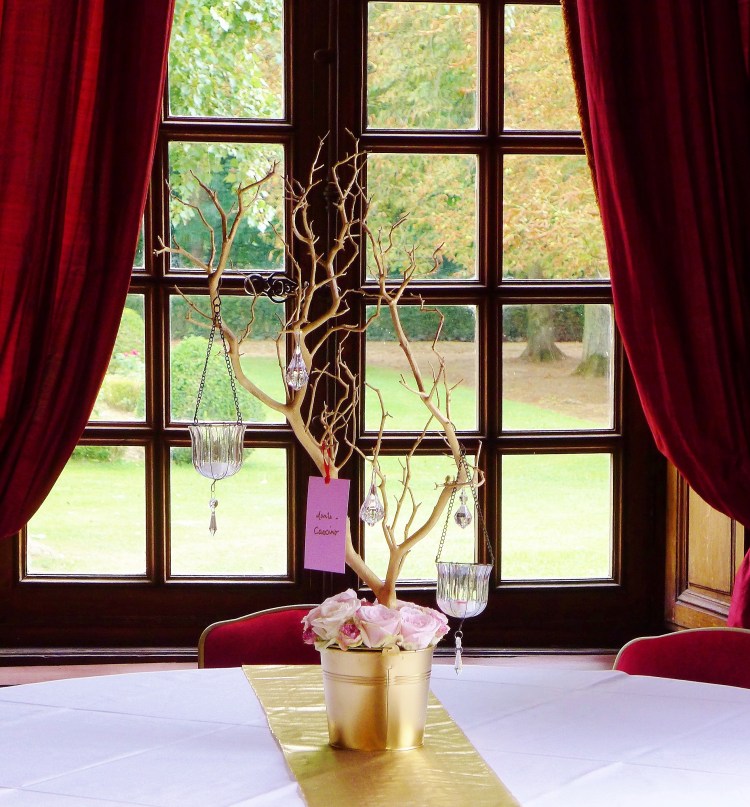 Arbre doré, pampilles, photophores et roses piquées. 